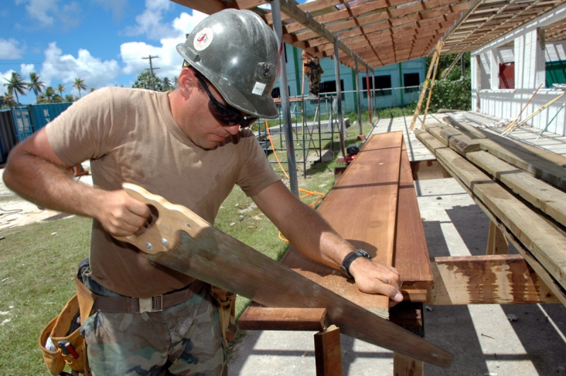 menuisier-ENTRAUNES-min_worker_construction_building_carpenter_male_job_build_helmet-893290